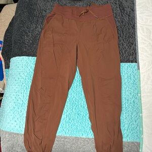 Lululemon Dance Studio Mid-Rise Jogger, size 6, Roasted Brown, EUC